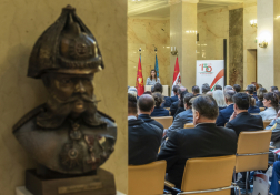 A pulpituson Széchenyi Tímea, a Gróf Széchenyi Család Alapítvány elnöke, előtérben Gróf Széchenyi Ödön mellszobra