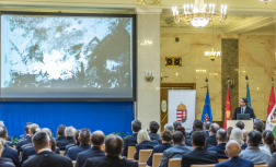 A pulpituson a Katasztrófavédelem Központi Múzeumának igazgatója