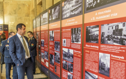 A magyar tűzoltóság százötven éves történetét bemutató kiállítást megtekintő érdeklődők