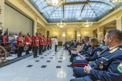 A Katasztrófavédelem Központi Zenekarának műsora, előtérben a BM OKF vezetői
