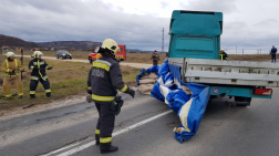 Kerekeire állított, korábban felborult kisteherautó