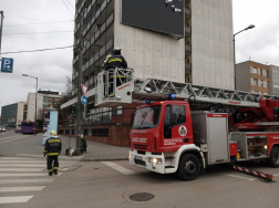 Magas ház tövében a veszprémi tűzoltók magasból mentője