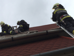 Tűzoltók a tetőn