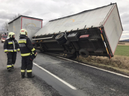 Félig az árokba borult teherautó-pótkocsi