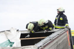 Ponyvás teherautó mentésén dolgoznak a tűzoltók