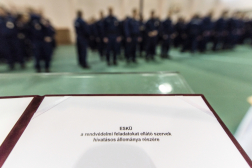 A képen a fogadalom szövegét tartalmazó papír