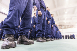 A KOK hallgatóinak arcvonala, alulról fényképezve