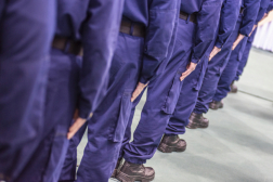 Hallgatók oszlopban, szorosan az oldalukhoz tartott kézzel