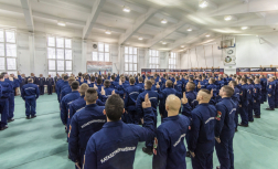 Hátsó totálkép a rendezvényről, a hallgatók jobb kezüket esküre emelve állnak