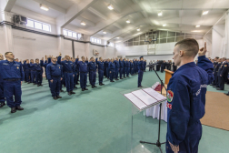 A kép előterében a fogadalom szövegét előolvasó Balogh Patrik tűzoltó őrmester, háttérben a többi hallgató