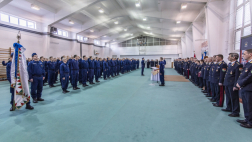 Oldalról készült totálkép az éppen fogadalmat tevő hallgatókról