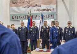 Balogh Patrik tűzoltó őrmester a BM OKF főigazgatója, helyettesei, főfelügyelői, illetve a KOK igazgatójának társaságában