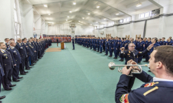 Totálkép a Katasztrófavédelmi Oktatási Központ tornatermében felsorakozott hallgatókkal, a rendezvény elöljáróival