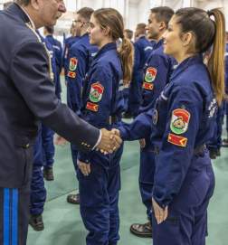 Dr. Janza Frigyes nyugalmazott rendőr vezérőrnagy, oktatási főszemlélő gratulál egy női hallgatónak