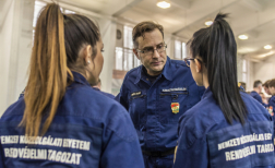 Horváth Zoltán hallgatóknak gratulál