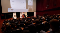 Az országos tűzoltósági főfelügyelő a tűzvédelmi műszaki irányelvekről tart előadást, hátsó totálkép