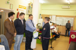 A Szabolcs-Szatmár-Bereg megyei katasztrófavédelmi igazgató átadja a díjakat