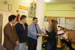 A Szabolcs-Szatmár-Bereg megyei katasztrófavédelmi igazgató átadja a díjakat