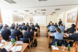 Totálkép, amelyen a Katasztrófavédelem Központi Múzeumának igazgatója tart előadást