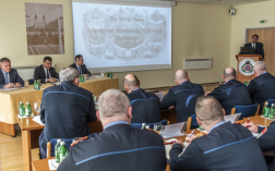 A magyar tűzoltóság százötven éves történetét bemutató előadás kezdőkockája kivetítve