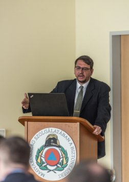 A Katasztrófavédelem Központi Múzeumának igazgatója tart előadást