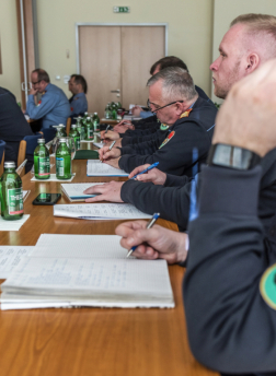 A kirendeltségvezetők a padsorokban