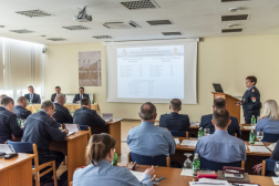 Előadást tart Vietórisz Ágnes tűzoltó ezredes, a BM OKF humánszolgálat-vezetője