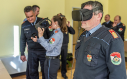 VR-szemüveget viselő kirendeltségvezető