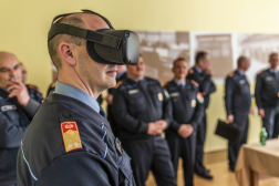 VR-szemüveget viselő kolléga