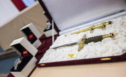 Belügyminiszteri ajándéktárgy - dísztőr