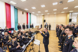 A  rendezvény résztvevői állva hallgatják a Katasztrófavédlem Központi Zenekara által előadott Himnuszt 