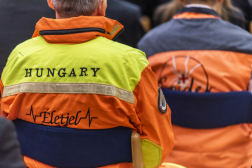 Közeli felvétel az Életjel Mentőcsoport egyik tagjának egyenruhájáról