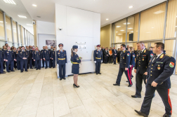 Az országos katasztrófavédelmi főigazgató helyettesei társaságában megkoszorúzza a légoltalom és a polgári védelem hősi halottainak emléktábláját