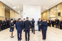 Az országos katasztrófavédelmi főigazgató helyettesei társaságában megkoszorúzza a légoltalom és a polgári védelem hősi halottainak emléktábláját