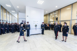 Az országos polgári védelmi főfelügyelő és két főosztályvezetője megkoszorúzza az emléktáblát