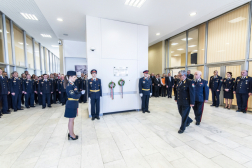 A Magyar Polgári Védelmi Szövetség országos elnöke, illetve szakmai alelnöke koszorúz