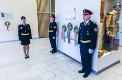 Díszőrök a légoltalom és a polgári védelem hősi halottainak emléktáblájánál a BM OKF aulájában