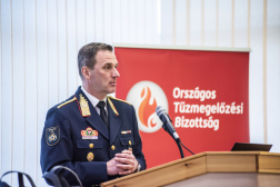 Előadást tart dr. Bérczi László tűzoltó dandártábornok, országos tűzoltósági főfelügyelő, az Országos Tűzmegelőzési Bizottság ügyvezető elnöke