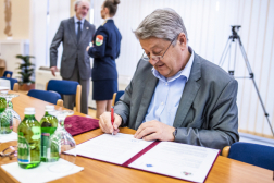Gelencsér Lajos, a Magyar Elektrotechnikai Egyesület elnöke dokumentumot ír alá