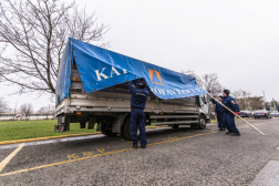 Lehajtják a katasztrófavédelem segélyét szállító teherautó ponyváját