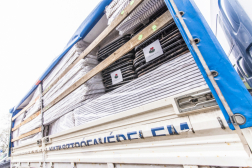 Közeli felvétel a teherautóra felpakolt tábori ágyakról, matracokról