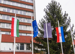 A magyar, az európai uniós és a horvát zászló a BM OKF épülete előtt