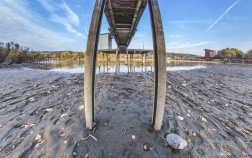 Szárazra került stég alulról fényképezve