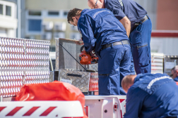 A tűzoltók a pick upokra málházott felszereléseket ellenőrzik