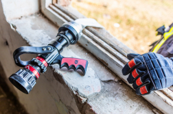 Sugárcső és kesztyűs kéz az ablakkereten