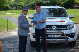 Bérczi László tűzoltó dandártábornok jelképesen átadta a mentőszervezet pályázaton nyert Volkswagen Amarok típusú járművének indítókulcsát Csík Gábornak, az önkéntes szervezet elnökének.