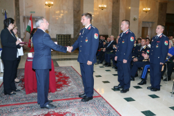 A belügyminiszter átadja az elismeréseket a tűzoltóknak