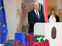 Kontrát Károly beszédet mond az ünnepségen