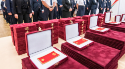 Bordó díszdobozban sorakoznak a hadnagyi és főhadnagyi rendfokozatok