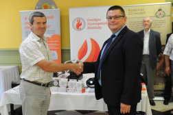 Nyitott égésterű, gázüzemű tüzelőberendezést használó nagycsaládosoknak adott át szén-monoxid-érzékelőt és füstérzékelőt Gyapjas János tű. ezredes, a Bács-Kiskun Megyei Katasztrófavédelmi Igazgatóság 